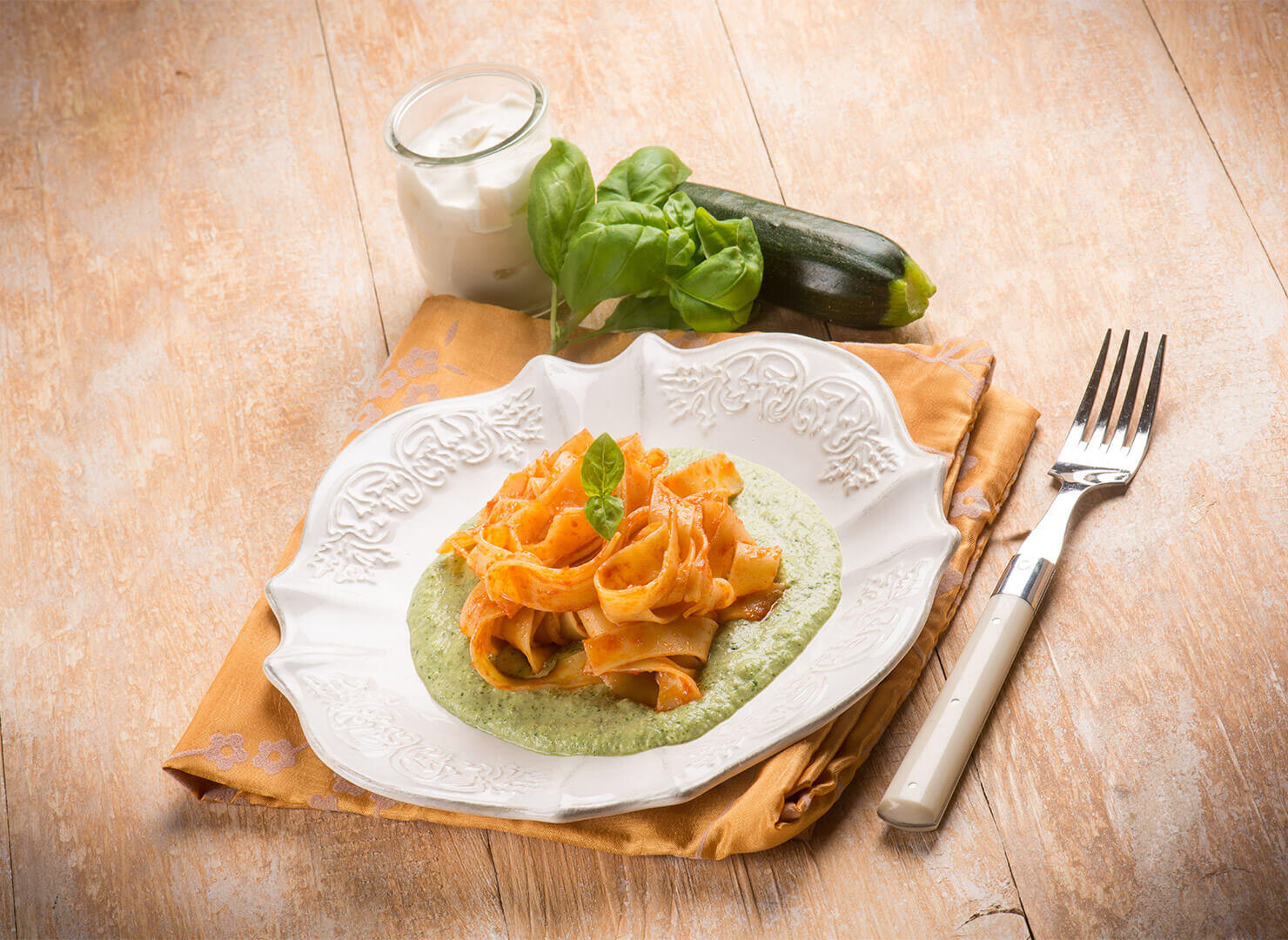 Garlicpepper tagliatelle with zucchini cream and mozzarella